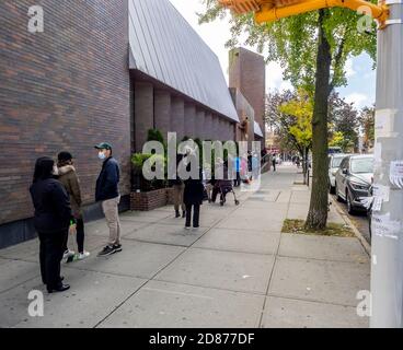 Brooklyn, NY, USA - 27. Oktober 2020: Menschen warten in der Schlange für die vorzeitige allgemeine Abstimmung in St. Dominic's Catholic Church, Brooklyn inmitten Coronavirus pand Stockfoto