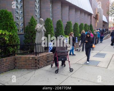 Brooklyn, NY, USA - 27. Oktober 2020: Menschen warten in der Schlange für die vorzeitige allgemeine Abstimmung in St. Dominic's Catholic Church, Brooklyn inmitten Coronavirus pand Stockfoto