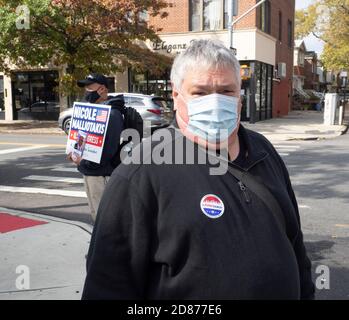 Brooklyn, NY, USA - 27. Oktober 2020: Die Wähler verlassen die Wahlseite, nachdem sie ihre Stimmen für die vorgegebene allgemeine Abstimmung in der katholischen Kirche St. Dominic, Bro, abgegeben haben Stockfoto