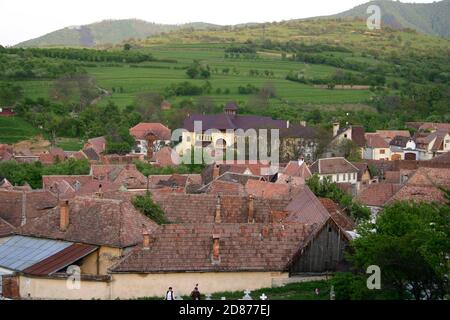 Sächsische Häuser und die umliegenden Hügel in Rasinari, Sibiu County, Rumänien. Stockfoto