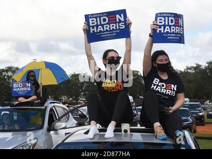 27. Oktober 2020 - Orlando, Florida, Vereinigte Staaten - Leute winken Zeichen, während sie darauf warten, dass der ehemalige US-Präsident Barack Obama während einer Drive-in-Kundgebung am 27. Oktober 2020 in Orlando, Florida, zur Unterstützung des demokratischen Präsidentschaftskandidaten Joe Biden spricht. Obama kämpft für seinen ehemaligen Vizepräsidenten vor der Wahl am 3. November. (Paul Hennessy/Alamy) Stockfoto