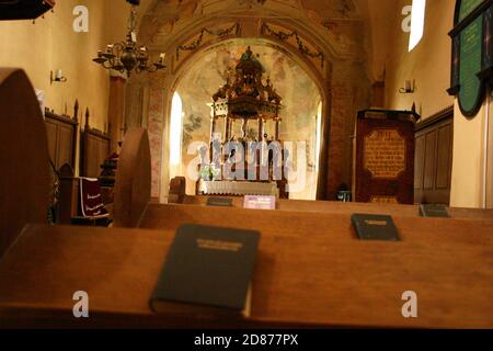 Rosia, Sibiu County, Rumänien. Innenraum der mittelalterlichen evangelischen Kirche, historisches Denkmal, mit Blick auf den Barockaltar aus dem 18. Jahrhundert. Stockfoto