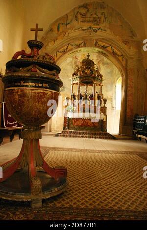 Rosia, Sibiu County, Rumänien. Innenraum der mittelalterlichen evangelischen Kirche, historisches Denkmal, mit Blick auf den Barockaltar aus dem 18. Jahrhundert. Stockfoto