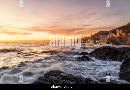 Sonnenuntergang an der Küste Stockfoto