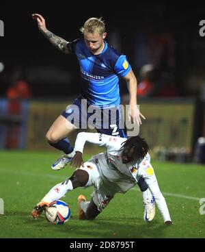 Wycombe Jack Grimmer von Wanderers (links) und Watfords Domingos Quina kämpfen während des Sky Bet Championship-Spiels im Adams Park, Wycombe, um den Ball. Stockfoto