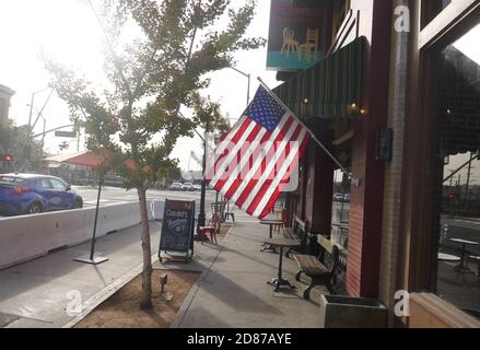 South Pasadena, Kalifornien, USA 26. Oktober 2020 EINE allgemeine Ansicht der Atmosphäre der Barriere für Essen im Freien und American Flag am 26. Oktober 2020 in der Oxley Street in South Pasadena, Kalifornien, USA. Foto von Barry King/Alamy Stockfoto Stockfoto