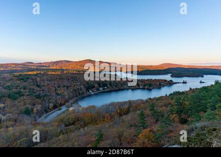 Camden Maine am frühen Morgen Ende Oktober von der Spitze von Barrett's Cove Cliff mit Blick auf bald Mountain und Ragged Mountain. Stockfoto