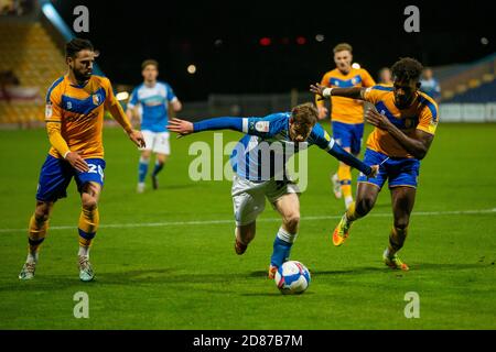 MANSFIELD, ENGLAND. 27. OKTOBER Luke James von Barrow und während des Sky Bet League 2 Spiels zwischen Mansfield Town und Barrow im One Call Stadium, Mansfield am Dienstag 27. Oktober 2020. (Kredit: Leila Coker, MI News) Kredit: MI Nachrichten & Sport /Alamy Live Nachrichten Stockfoto