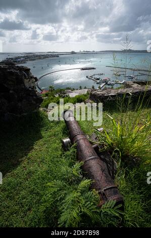 Die Überreste von Fort St. Louis, eine napoleonische Festung mit Blick auf die Stadt Marigot, der Hauptstadt des französischen Teils der Insel St. Martin in den Cari Stockfoto