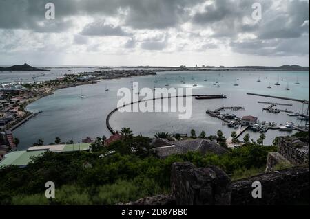 Die Überreste von Fort St. Louis, eine napoleonische Festung mit Blick auf die Stadt Marigot, der Hauptstadt des französischen Teils der Insel St. Martin in den Cari Stockfoto