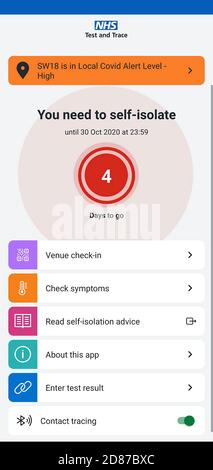 „You Need to Isolate“-Nachricht auf der NHS Covid Alert Lavel App, Greater London, England, Vereinigtes Königreich Stockfoto