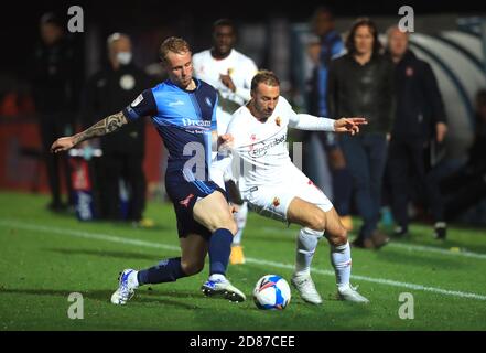 Wycombe Jack Grimmer von Wanderers (links) und Glenn Murray von Watford kämpfen während des Sky Bet Championship-Spiels im Adams Park, Wycombe, um den Ball. Stockfoto