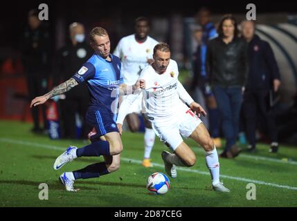 Wycombe Jack Grimmer von Wanderers (links) und Glenn Murray von Watford kämpfen während des Sky Bet Championship-Spiels im Adams Park, Wycombe, um den Ball. Stockfoto