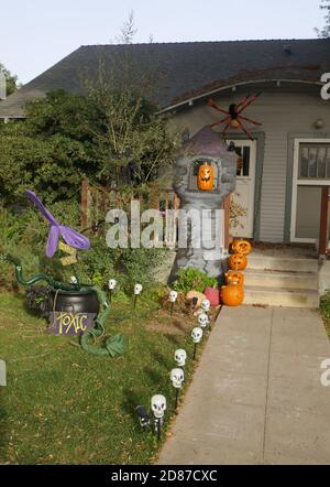 South Pasadena, Kalifornien, USA 26. Oktober 2020 EIN allgemeiner Blick auf die Atmosphäre der Halloween-Dekorationen am 26. Oktober 2020 in South Pasadena, Kalifornien, USA. Foto von Barry King/Alamy Stockfoto Stockfoto