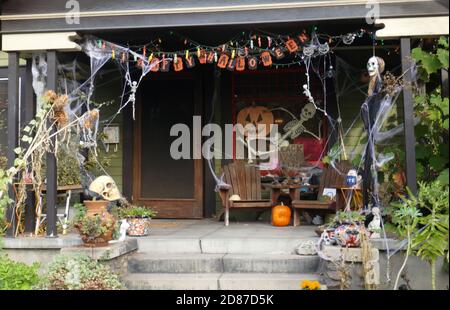 South Pasadena, Kalifornien, USA 26. Oktober 2020 EIN allgemeiner Blick auf die Atmosphäre der Halloween-Dekorationen am 26. Oktober 2020 in South Pasadena, Kalifornien, USA. Foto von Barry King/Alamy Stockfoto Stockfoto