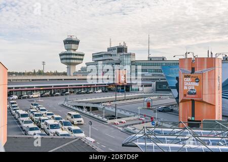 Berlin, Deutschland - 22. Oktober 2020: Berlin-Tegel Otto Lilienthal Hauptflughafen (wegen permanenter Schließung) mit Terminal und Kontrollstation Stockfoto