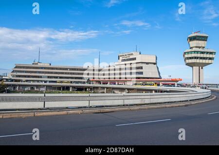 Berlin, Deutschland - 22. Oktober 2020: Berlin-Tegel Otto Lilienthal Hauptflughafen mit Terminal und Kontrollturm, der perma Stockfoto