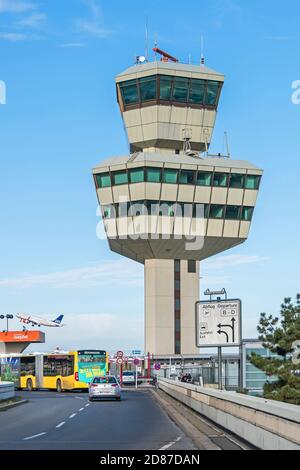 Berlin, Deutschland - 22. Oktober 2020: Kontrollturm und Autoeingang zu den Terminals B und D des Otto-Lilienthal-Hauptflughafens Berlin-Tegel Stockfoto