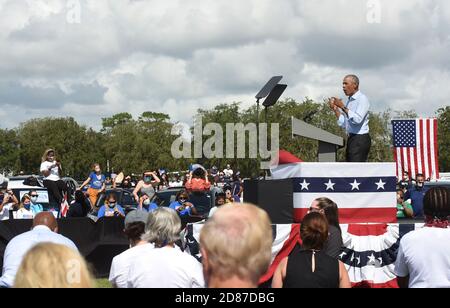 27. Oktober 2020 - Orlando, Florida, USA - der ehemalige US-Präsident Barack Obama spricht während einer Drive-in-Rallye am 27. Oktober 2020 in Orlando, Florida, zur Unterstützung des Präsidentschaftskandidaten Joe Biden. Obama kämpft für seinen ehemaligen Vizepräsidenten vor der Wahl am 3. November. (Paul Hennessy/Alamy) Stockfoto