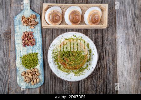 Katmer Dessert traditionelle türkische Dessert. Türkischer Name; Gul Katmeri. Stockfoto