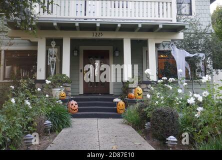 South Pasadena, Kalifornien, USA 26. Oktober 2020 EIN allgemeiner Blick auf die Atmosphäre der Halloween-Dekorationen am 26. Oktober 2020 in South Pasadena, Kalifornien, USA. Foto von Barry King/Alamy Stockfoto Stockfoto