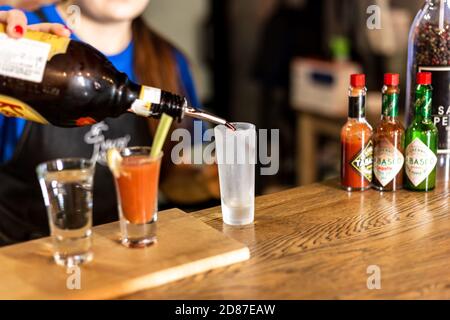 Cocktail in einem Glas mit Tobasco und Alkohol. Stockfoto
