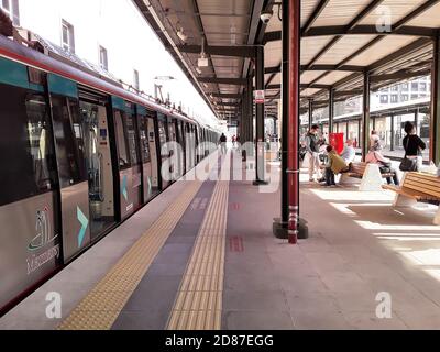 Maltepe Istanbul-September 2020: Anatolische Seite Marmaray Bahnhof auf, Gebze - Halkali Zug. TÜRKEI Stockfoto