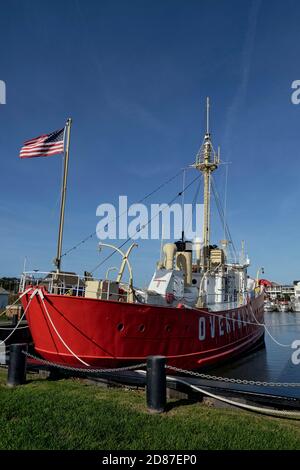 Das Lightship Overfalls in Lewes DE ist eines von nur 17 verbleibenden Lightship-Ships von insgesamt 179, die von 1820 bis 1952 gebaut wurden. Stockfoto