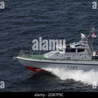 Royal Navy schnelles Patrouillenboot unterwegs mit Geschwindigkeit über ein dunkles Meer von Gibraltar mit heller Bogenwelle. Stockfoto