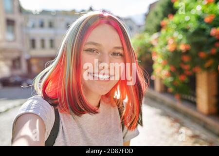 Teenager-Mädchen mit trendigen Frisur, junge Mode Kunst Blogger Aufzeichnungen Stream in der Stadt Stockfoto