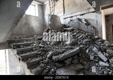 Abgestürzte Betontreppe im verlassenen ruinierten Boden des sowjetischen Gebäudes. Unvollendete Stadt der Atomwissenschaftler in Birky, Ukraine Stockfoto