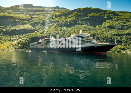 Schiff RMS Queen Elizabeth, Geiranger, Møre Og Romsdal, Norwegen, Skandinavien, Europa, Abenteuer Reise, Berghang, Tourismus, Hurtigruten, Hurtigruten voy Stockfoto