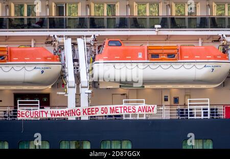 Schiff RMS Queen Elizabeth, Seepiraten Warnung, Sicherheitswarnung halten 50 Meter entfernt, Rettungsboote, Geiranger, Møre Og Romsdal, Norwegen, Skandinavien, Europ Stockfoto