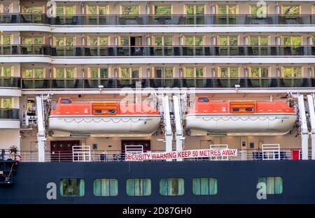 Schiff RMS Queen Elizabeth, Seepiraten Warnung, Sicherheitswarnung halten 50 Meter entfernt, Rettungsboote, Geiranger, Møre Og Romsdal, Norwegen, Skandinavien, Europ Stockfoto