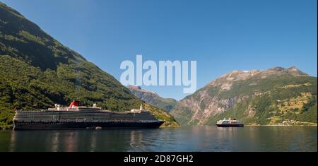 Schiff RMS Queen Elizabeth, Geiranger, Møre Og Romsdal, Norwegen, Skandinavien, Europa, Abenteuer Reise, Berghang, Tourismus, Hurtigruten, Hurtigruten voy Stockfoto