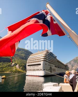 Schiff MSC Orchester Panama, norwegische Flagge, Geiranger, Møre Og Romsdal, Norwegen, Skandinavien, Europa, Abenteuerfahrt, Balkonkabine, Balkone, Fahnen, t Stockfoto