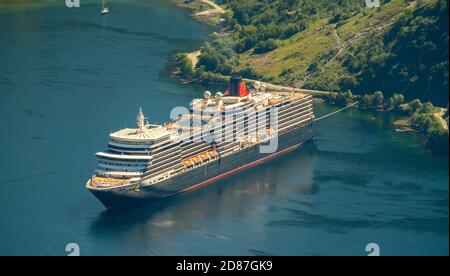 Geirangerfjord, Dorfansicht Geiranger, Schiff Queen Elizabeth vor Anker, Møre Og Romsdal, Norwegen, Skandinavien, Europa, Abenteuerfahrt, Tourismus, Geirang Stockfoto