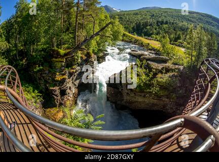 Gudbrandsjuvet Schlucht, Fluss Valldøla, Aussichtsplattform mit Touristen, Valldal, Tafjord, Møre Og Romsdal, Norwegen, Skandinavien, Europa, Abenteuerausflug, Stockfoto
