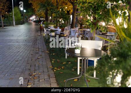 Leere Restaurantstühle, leere Gasse, keine Menschen aufgrund neuer strenger Regeln wegen Corona-Virus in Meran im Oktober 2020. Stockfoto