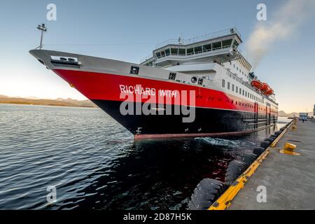 Schiff MS Richard mit, Hafen Molde, Møre Og Romsdal, Norwegen, Skandinavien, Europa, Abenteuerfahrt, Tourismus, Hafen, Hurtigruten, Hurtigrutenreise, Stockfoto