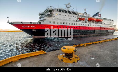 Schiff MS Richard mit, Molde Hafen mit Poller, Møre Og Romsdal, Norwegen, Skandinavien, Europa, Abenteuerfahrt, Tourismus, Hafen, Hurtigruten, Hurtigr Stockfoto