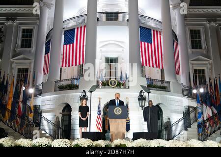 US-Präsident Donald J. Trump nimmt an der feierlichen Vereidigung von Amy Coney Barrett als Oberster Gerichtshof im Weißen Haus in Washington, DC, am 26. Oktober 2020 Teil. Von links nach rechts: Richterin Amy Coney Barrett, Präsident Trump, Associate Justice Clarence Thomas. Quelle: Chris Kleponis/Pool via CNP - weltweite Nutzung Stockfoto