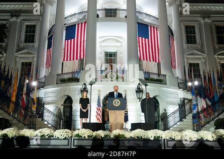 US-Präsident Donald J. Trump nimmt an der feierlichen Vereidigung von Amy Coney Barrett als Oberster Gerichtshof im Weißen Haus in Washington, DC, am 26. Oktober 2020 Teil. Von links nach rechts: Richterin Amy Coney Barrett, Präsident Trump, Associate Justice Clarence Thomas. Quelle: Chris Kleponis/Pool via CNP - weltweite Nutzung Stockfoto