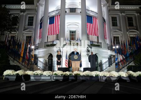 US-Präsident Donald J. Trump nimmt an der feierlichen Vereidigung von Amy Coney Barrett als Oberster Gerichtshof im Weißen Haus in Washington, DC, am 26. Oktober 2020 Teil. Von links nach rechts: Richterin Amy Coney Barrett, Präsident Trump, Associate Justice Clarence Thomas. Quelle: Chris Kleponis/Pool via CNP - weltweite Nutzung Stockfoto