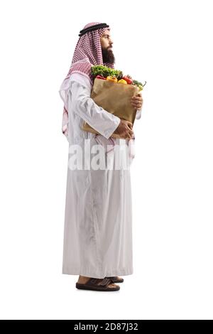 Vollständige Profilaufnahme eines arabischen Mannes mit einem Lebensmittelgeschäft Tasche isoliert auf weißem Hintergrund Stockfoto
