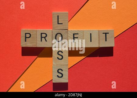 Gewinn, Verlust, Wörter in hölzernen Buchstaben in Kreuzworträtsel-Form isoliert auf rotem und orangefarbenem Hintergrund Stockfoto
