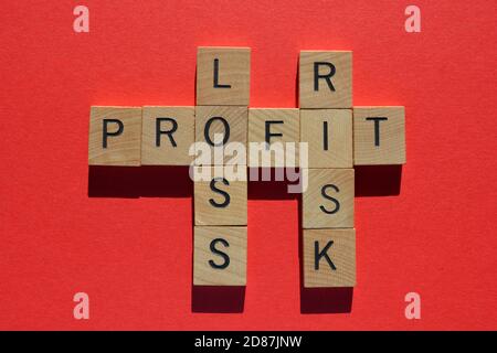 Gewinn, Verlust, Risiko, Wörter in Kreuzworträtsel auf rotem Hintergrund isoliert Stockfoto