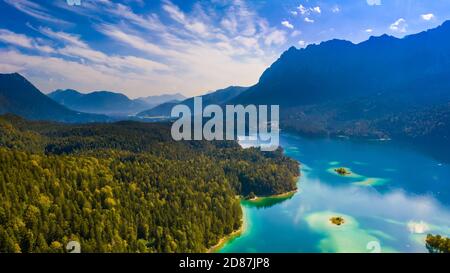 Luftaufnahme des Eibsees mit Zugspitze im Hintergrund Stockfoto