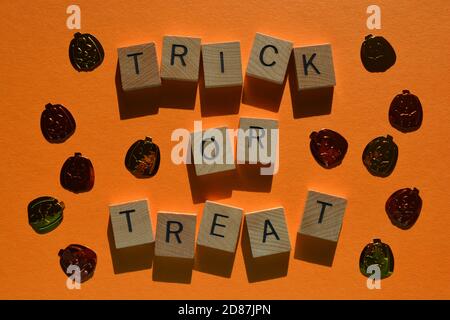 Trick or Treat, Wörter in Holzbuchstaben Alphabet umgeben von halloween Jack o Laternen Formen Stockfoto