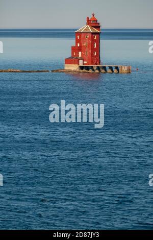 Kjeungskjær Fyr,roter Leuchtturm, vor der norwegischen Küste auf einem kleinen Skerry vor Ørland, Trøndelag. Uthaug, Trøndelag, Norwegen, Skandinavien, Europa, adven Stockfoto